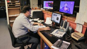 En la sala de producción se diagrama y coordina el guión del noticiero. (Alan Monzón/Rosario3.com)