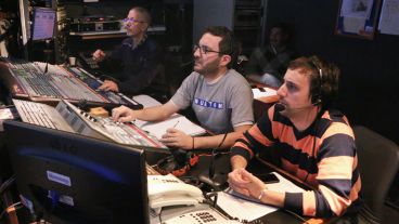 La sala de control donde los técnicos y periodistas se unen para que el noticiero salga lo mejor posible. (Alan Monzón/Rosario3.com)