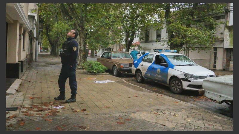 El frente del comercio con custodia policial.