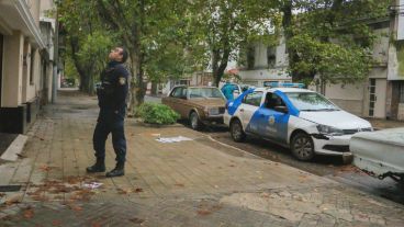 El frente del comercio con custodia policial.