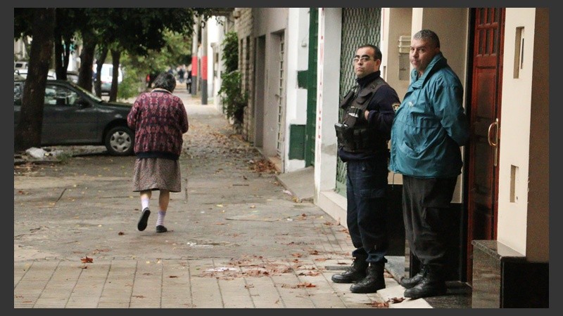 Custodia policial en el negocio asaltado.
