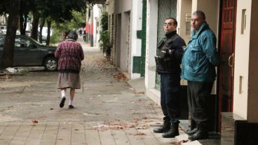 Custodia policial en el negocio asaltado.