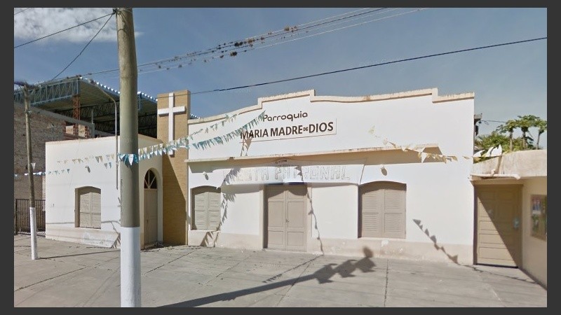 El frente de la parroquia donde se desempeña el cura.