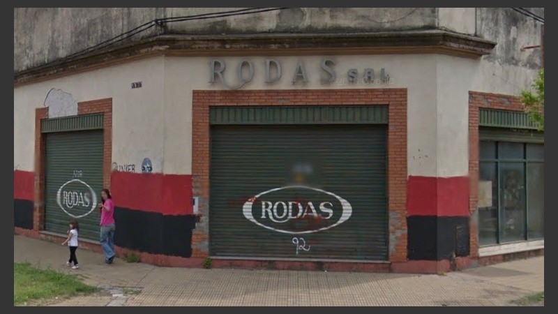 Los ladrones encerraron a los empleados en un depósito. 