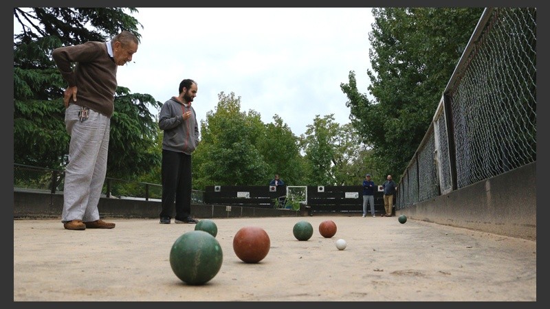 Cuando el clima lo permite, las canchas de bochas del parque Urquiza cobran vida. (Alan Monzón/Rosario3.com)