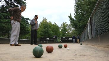 Cuando el clima lo permite, las canchas de bochas del parque Urquiza cobran vida. (Alan Monzón/Rosario3.com)