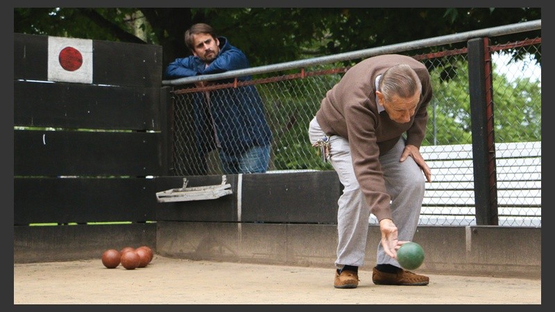 Un grupo de jubilados mantiene las canchas en condiciones y disfrutan del juego cada vez que hay partido. (Alan Monzón/Rosario3.com)