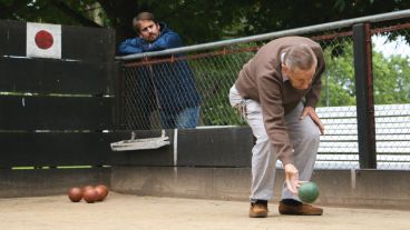 Un grupo de jubilados mantiene las canchas en condiciones y disfrutan del juego cada vez que hay partido. (Alan Monzón/Rosario3.com)