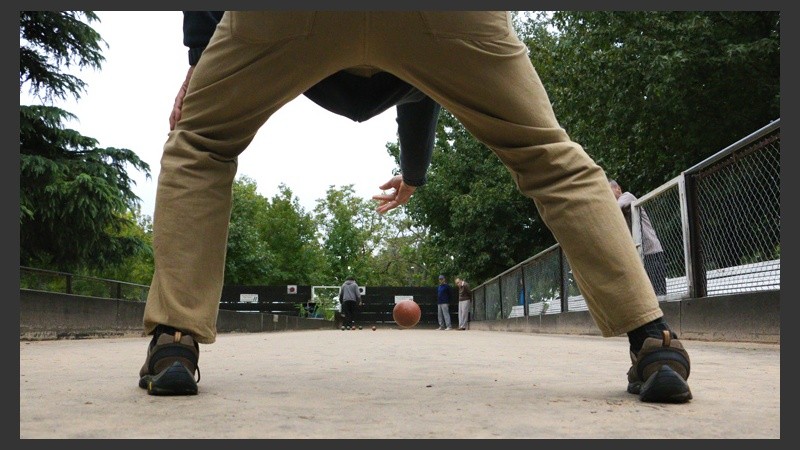 Un lanzamiento en pleno partido. (Alan Monzón/Rosario3.com)