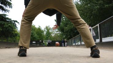 Un lanzamiento en pleno partido. (Alan Monzón/Rosario3.com)