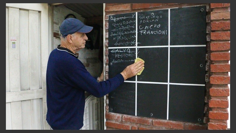 Borrón y cuenta nueva. La pizzara donde se anotan los enfrentamientos del día. (Alan Monzón/Rosario3.com)