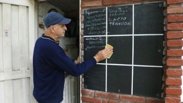 Borrón y cuenta nueva. La pizzara donde se anotan los enfrentamientos del día. (Alan Monzón/Rosario3.com)