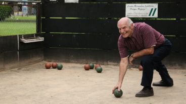Sonrisas para la cámara en pleno tiro. "Jugar a las bochas es un hermoso pasatiempo", dijeron desde el centro recreativo. (Alan Monzón/Rosario3.com)
