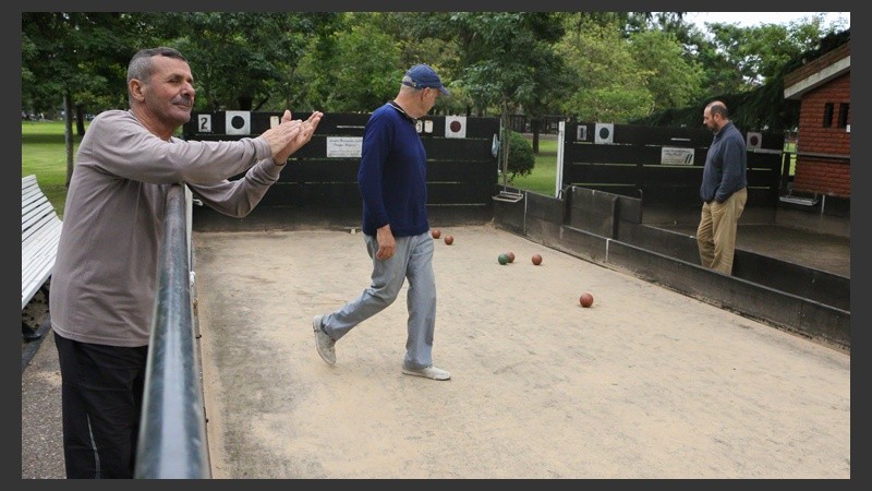 Un hombre aplaude un buen lanzamiento. Se respira serenidad y compañerismo dentro de la cancha. (Alan Monzón/Rosario3.com)