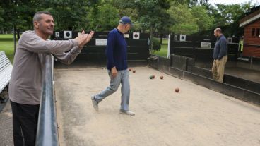 Un hombre aplaude un buen lanzamiento. Se respira serenidad y compañerismo dentro de la cancha. (Alan Monzón/Rosario3.com)