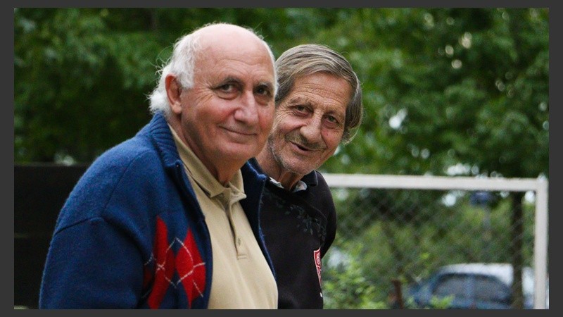 Dos hombres posan la mirada en un jugador durante un lanzamiento. (Alan Monzón/Rosario3.com)