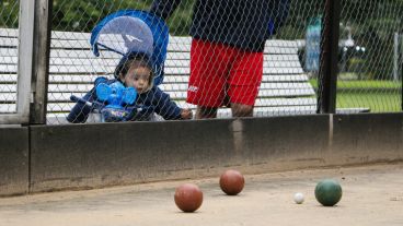 Un niño observa con curiosidad las bochas en pleno partido. (Alan Monzón/Rosario3.com)