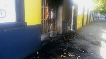 El material fue quemado sobre la puerta de ingreso.
