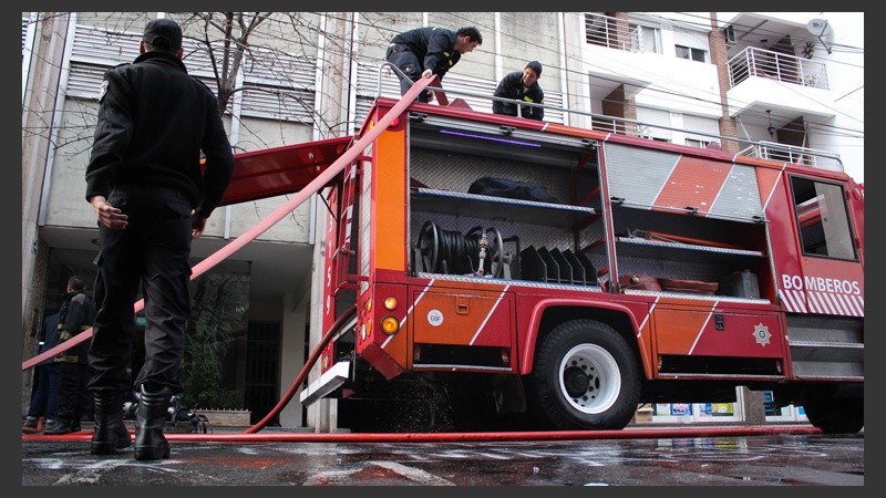 Bomberos en acción, no sin dificultades.