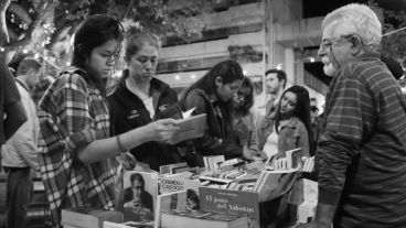 Feria de libros en plaza Pringles en el marco de La Noche de las Librerías este viernes. (Alan Monzón/Rosario3.com)