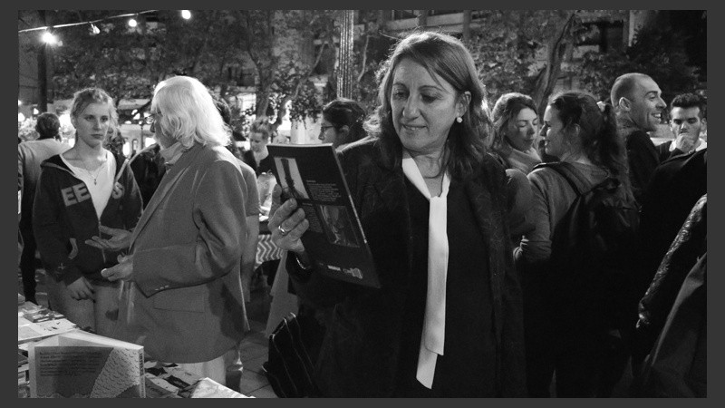 La intendenta Mónica Fein lee la tapa de un libro en la feria. (Alan Monzón/Rosario3.com)
