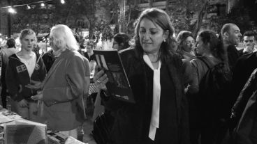La intendenta Mónica Fein lee la tapa de un libro en la feria. (Alan Monzón/Rosario3.com)