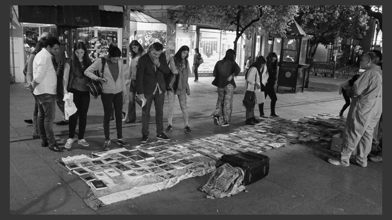 Una manta en peatonal Córdoba y una variedad de libros para vender. (Alan Monzón/Rosario3.com)