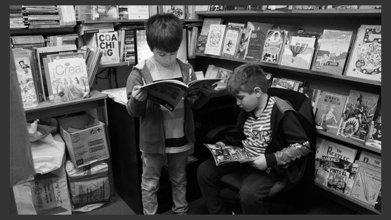 Prohibido molestar. Dos niños leen atentos libros de comics. (Alan Monzón/Rosario3.com)