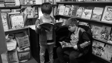 Prohibido molestar. Dos niños leen atentos libros de comics. (Alan Monzón/Rosario3.com)