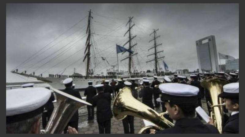 El acto de salida fue muy emotivo en el puerto de Buenos Aires. 