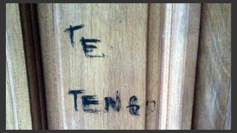 El agresor marcó la puerta de su víctima con una leyenda que lo expresa todo. 