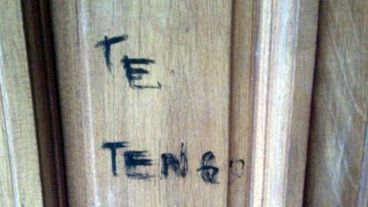 El agresor marcó la puerta de su víctima con una leyenda que lo expresa todo.