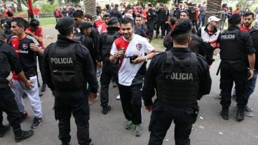 Policías en la entrada del Marcelo Bielsa.