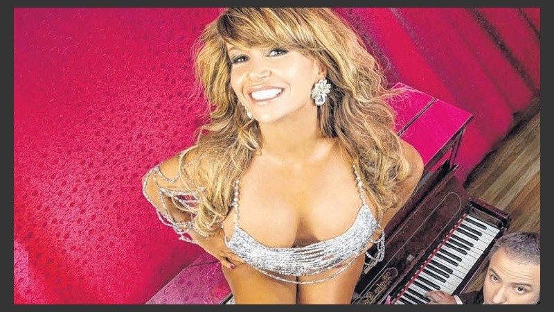 Flor Peña sufre la agresión de mujeres. 