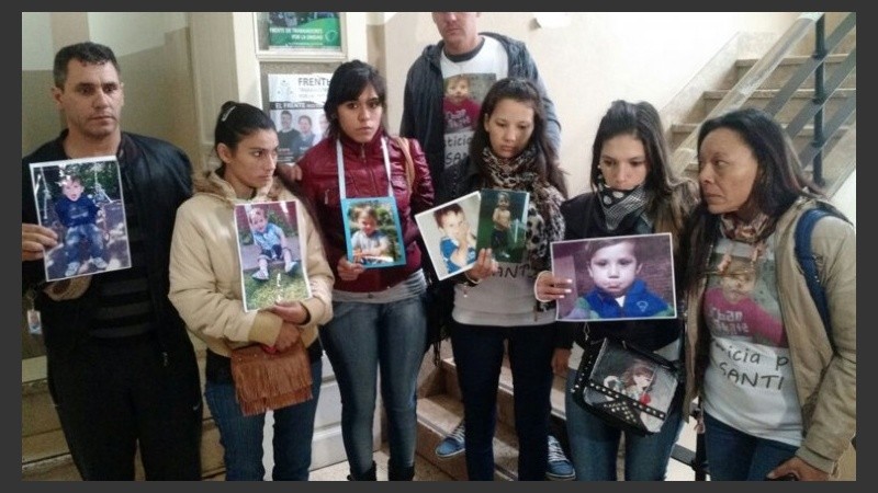Los familiares del niño fallecido.