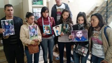 Los familiares del niño fallecido.