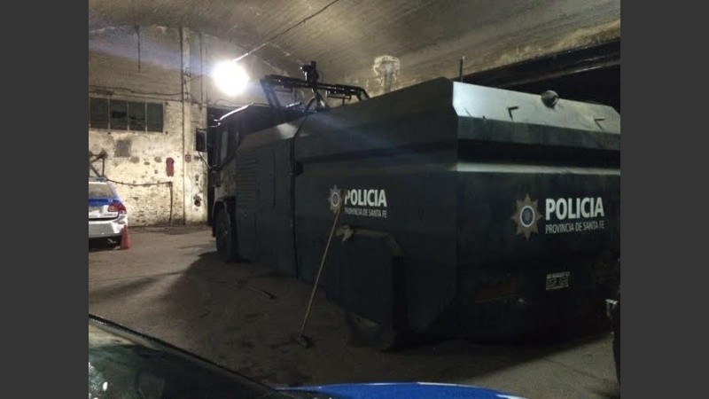 El camión hidrante en un galpón de Jefatura. 