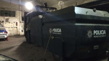 El camión hidrante en un galpón de Jefatura.