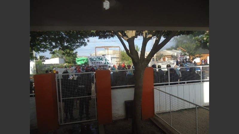 Protesta de los trabajadores municipales frente a la casa del intendente de Las Rosas.