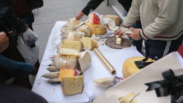 Tablón, mantel y a vender quesos y salamines. (Alan Monzón/Rosario3.com)