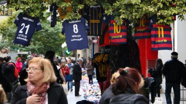 Camisetas de Central y Barcelona colgadas en un árbol de la peatonal para ser vendidas. (Alan Monzón/Rosario3.com)