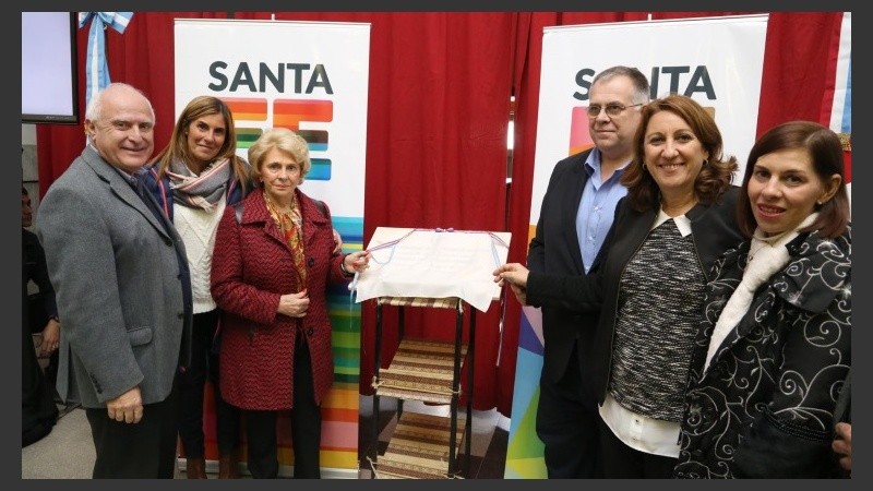 El gobernador y la intendenta junto a los familiares de Gualberto Venesia.