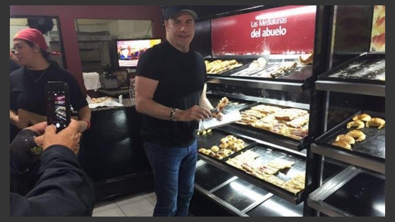 Travolta, con pinzas en mano para tomar las facturas.