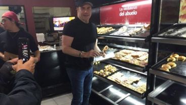 Travolta, con pinzas en mano para tomar las facturas.