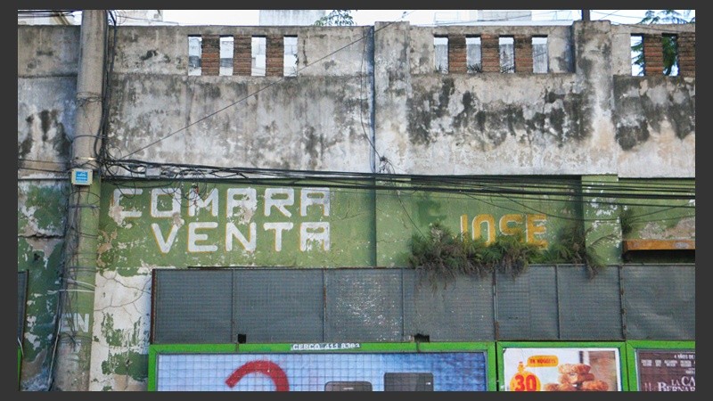 Algunos inmuebles quedaron abandonados pero mantuvieron sus huellas. Algunos esperan ser demolidos.  (Rosario3.com)