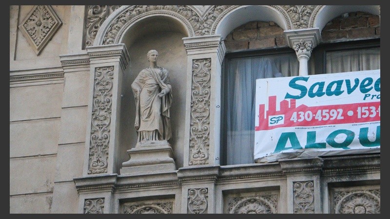 Una de las tantas estatuas vistas a lo largo de toda la avenida. (Rosario3.com)
