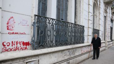 Un hombre camina por delante de uno de los clásicos balcones de siglo pasado que aún persisten por calle Corrientes. (Rosario3.com)
