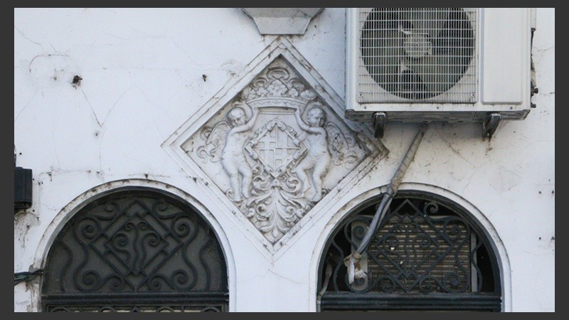 Detalles. Angelitos al ingreso de una vivienda en Corrientes al 500. (Rosario3.com)