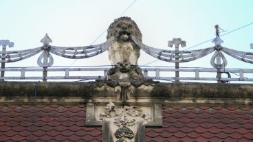 Una figura de un león en un tejado. (Rosario3.com)