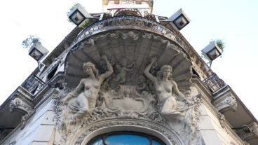 Espectaculares esculturas en el frente de lo que fue el Hotel Roma. (Rosario3.com)